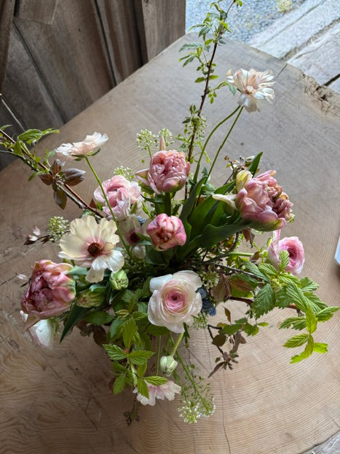 How to Make Medium-Sized Wedding Flower Arrangements